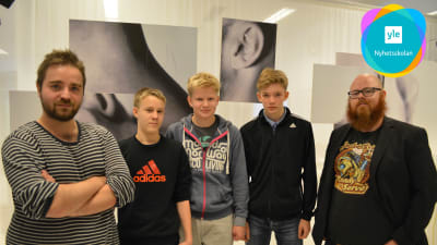 Nyhetsskolans unga journalister från Hoplaxskolan tillsammans med Ted Forsström och Björn Karlsson