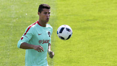 Cristiano Ronaldo tränar inför finalen i fotbolls-EM 2016.