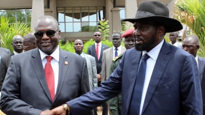 Vicepresident Riek Machar skakar hand med president Salva Kiir i Juba.