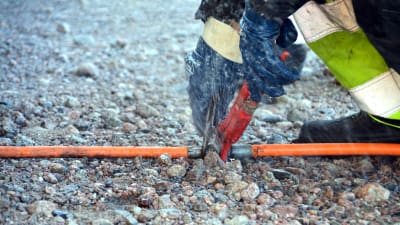 Sprutar vatten ut vattenslang vid Kvarnbackens vattentorn