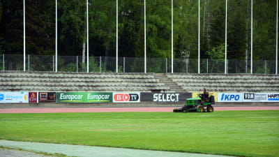 Man kör med traktorgräsklippare på gräsplan vid Karlsplan i Vasa