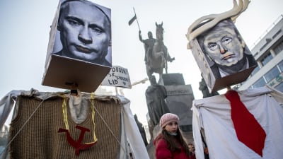 Donald Trump och Vladimir Putin häcklas på kvinnomarsch i Prag den 21 januari.