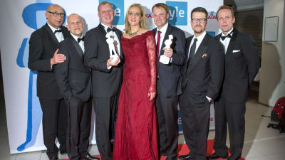 Fäktaren valdes till Årets bästa film. I mitten manusförfattaren Anna Heinämaa, och regissören Klaus Härö andra till höger.