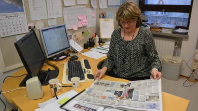 Chefredaktör Päivi Kallo läser ny Länsi-Uusimaa-tabloidtidning
