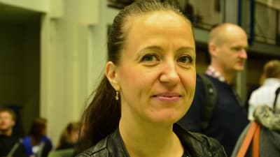Kvinna som ser rakt in i kameran.