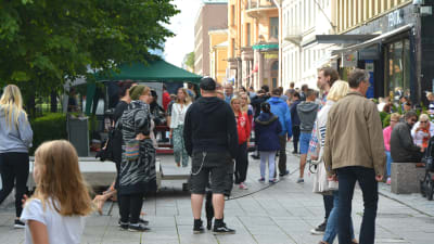 Vasa street food festival. Mycket folk på gågatan i Vasa.