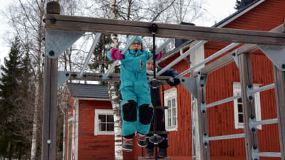 Skolelever på rast vid Kråkö skola i Borgå