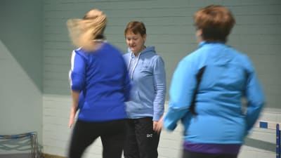 Ann-Katrin Brandtber tränar sina anställda i rörlighetsträning och löpning.