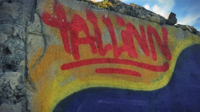 Graffitikonstverk med texten Tallinn