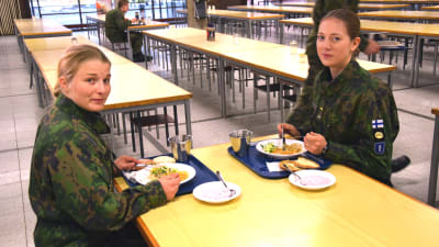 Daniela Wollstén och Laura Ylén i matsalen vid Nylands brigad.