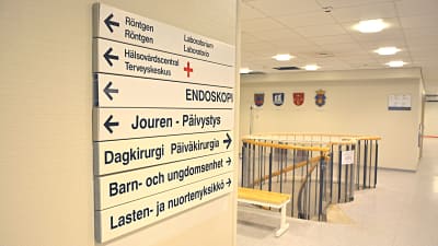 Malmska sjukhuset i Jakobstad. Samarbetsområdets fyra kommunvapen på väggen i bakgrunden.