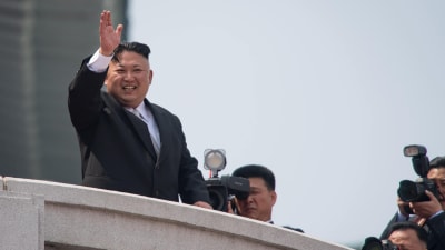 Nordkoreas ledare Kim Jong Un vid paraden på solens dag.