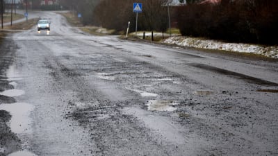 Den asfaltbelagda delen av Koskövägen i Kvevlax, Korsholm är full av gropar.
