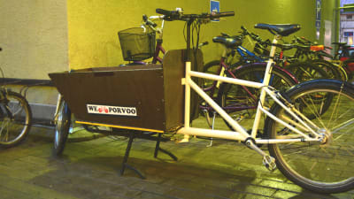En cykel med låda framtill.