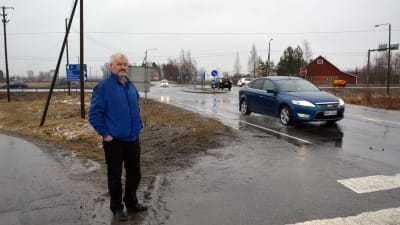 David Nordgren står intill korsningen med Kvevlaxvägen, Veikarsvägen och Riksväg 8