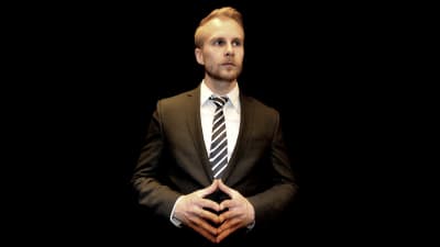 Att stå med fingertoppar mot varandra är den ultimata ställningen.