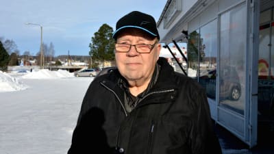 Börje Ray står utanför en affär i Oravais. Vinter.