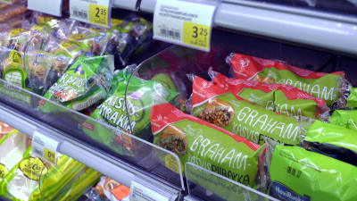 Vegetariska piroger på butikshylla.