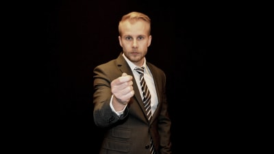 Tummen i handen är en klassisk politikergest