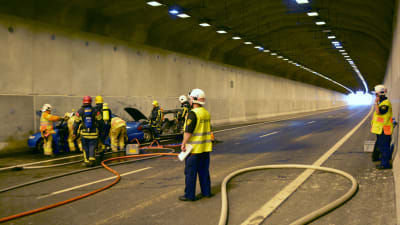 Simulerad bilolycka i Marknadsbackens tunnel