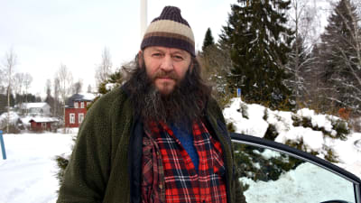 Mikael Wester står utomhus i vintern.