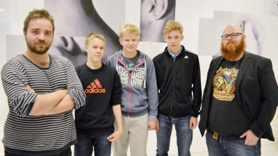 Nyhetsskolans unga journalister från Hoplaxskolan tillsammans med Ted Forsström och Björn Karlsson