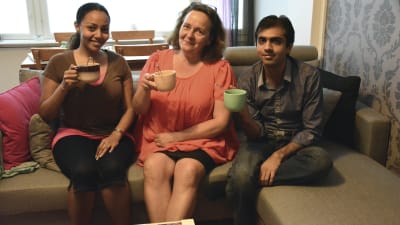 Shaima Majeed, Ritva Mertaniemi och Anas Ashfaq dricker te tillsammans