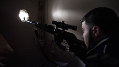 Krigare i Fria syriska armén spanar i stadsdelen Issa i Aleppo.