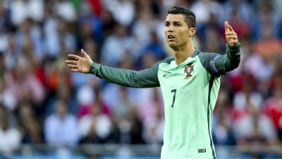 Cristiano Ronaldo slår ut med händerna.