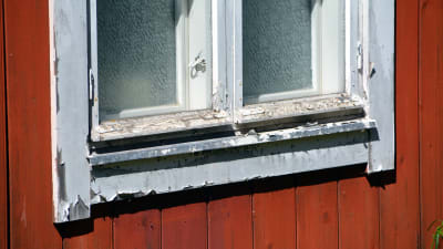 Ett av fönstren vid konstnärshuset i Borgå, målfärgen flagar. 