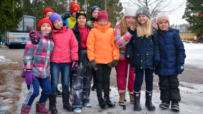 Elever på rad vid Kråkö skola