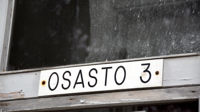 Skylt med texten "Osasto 3" på sliten dörr vid Lappvikens sjukhus.