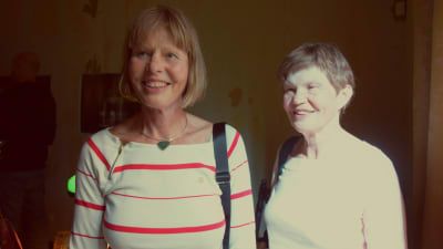 Två äldre kvinnor som ler.