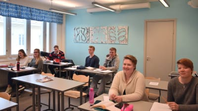 Gymnasietvåor i Svenska privatskolans gymnasium i Uleåborg.