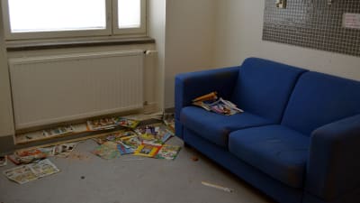 Serietidningar på golvet i en gammal bäddavdelning på Barnkliniken.