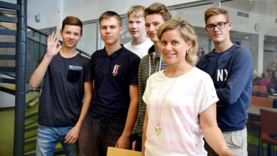 Mentorn Ann-Charlotte Åkerholm med ett gäng elever från Winellska skolan i Kyrkslätt.