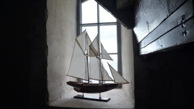 En segelbåtsmodell i fönstret i Söderskär fyr