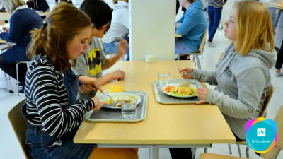 Ida och Venla i Borgaregatans skola äter lunch.