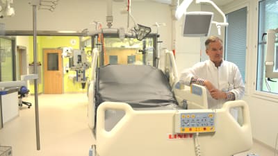 Nyrenoverade jourutrymmen på Jorvs sjukhus. Överläkare Jyrki Vuola förevisar brännskadecentret.