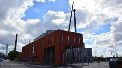 Den nya skorstenen på energilaboratoriet i Brändö är på plats.