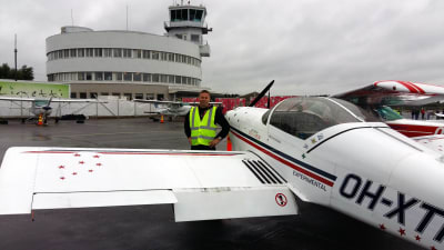 Timo Hyvönen på Malms flygplats poserar vid en Van's Aircraft RV-6