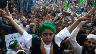 Upprörda demonstranter i Pakistans största stad Karachi protesterar mot terrorattacken mot en Sufi-helgedom den 17 februari då mi nst 83 människor dödades. Över 250 personer skadades i terrordådet.