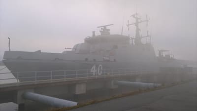 minfartyget Katanpää står förtöjd en dimmig morgon vid hamnen i Pansio.