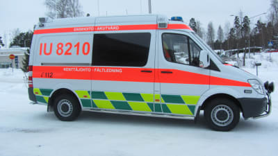 Ambulans i snöigt landskap