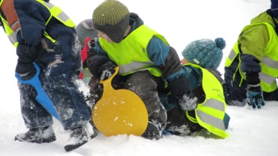 Dagisbarn åker pulka.