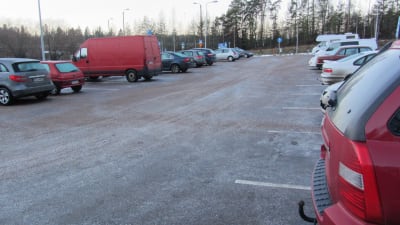 Anslutningsparkeringen vid västra infarten i Borgå är ofta fullsatt