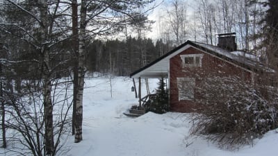 Sommarstuga i snö.
