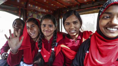 Flickor som kämpat mot barnäktenskap och som nu är på väg till en skola i Berhabad i Indien.
