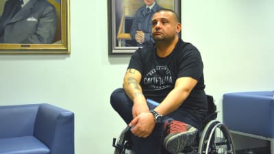 Hassan Zubier sitter i rullstol och väntar på att rättegången mot den terrormisstänkte marockanen ska börja i Åbo.
