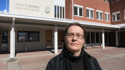 Aini Linjakumpu står framför Lapplands universitet där hon forskar i statsvetenskap.